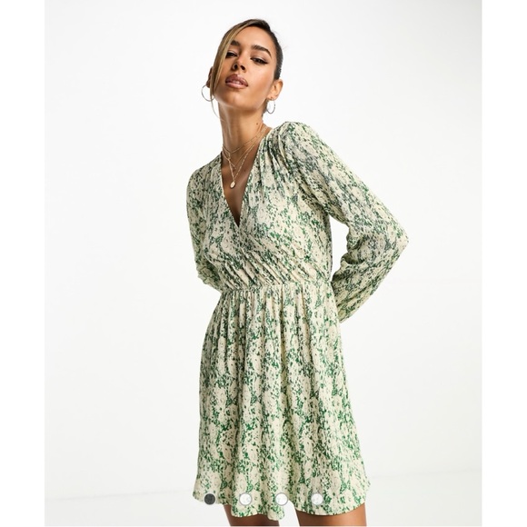 Mango V Neck Accordion Crinkle Floral Mini - XS - Picture 2 of 6